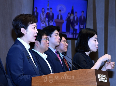 ▲김은혜 의원(왼쪽)이 8월 28일 국회 소통관에서 기자회견을 열고 정부의 과천 경마장 이전 후 주택공급 추진에 대해 “충분한 고민 없이 이 정부는 닥치고 이전만 외치고 있다”라고 강하게 비판하고 있다. ⓒ영등포시대 