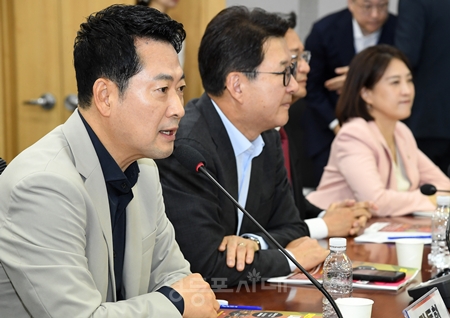 ▲장동혁 대표(왼쪽)가 9월 2일 국회에서 ‘대한민국 청년 내 집 마련 가능한가-청년이 묻고 전문가들이 답하다’를 주제로 열린 토론회에 참석해 인사말을 하고 있다. ⓒ영등포시대 