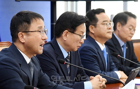 ▲한병도 원내대표(왼쪽)가 이번 예산안에 대해 “대한민국의 미래를 설계하는 국가의 핵심 수단이다”라고 강조하고 있다. 