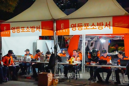 ▲‘2026 서울세계불꽃축제’에 소방력 지원한 영등포소방서 관계자 ⓒ영등포소방서