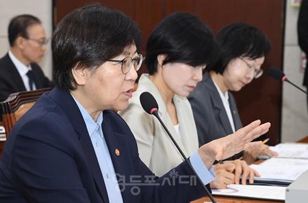 ▲9월 11일 국회에서 열린 보건복지위원회 전체회의에서 정은경 보건복지부 장관(왼쪽)이 한지아 의원의 질의에 답변하고 있다.ⓒ영등포시대 
