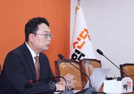 ▲천하람 개혁신당 당대표 권한대행이 9월 14일 국회에서 기자회견을 열고 비상대책위원장에 이기인 사무총장을 선임하고 선임 배경 등을 밝히고 있다. ⓒ영등포시대 