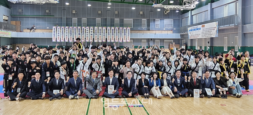 ▲ 9월 13일 영등포 다목적 배드민턴체육관에서 열린 ‘제4회 영등포구청장기 합기도대회’에 참석한 관계자들이 기념촬영을 하고 있다. ⓒ영등포구체육회