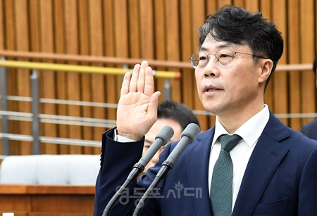 ▲김성수 대법관 후보자가 9월 14일 국회에서 열린 임명동의안 심사를 위한 인사청문회에서 선서를 하고 있다. ⓒ영등포시대