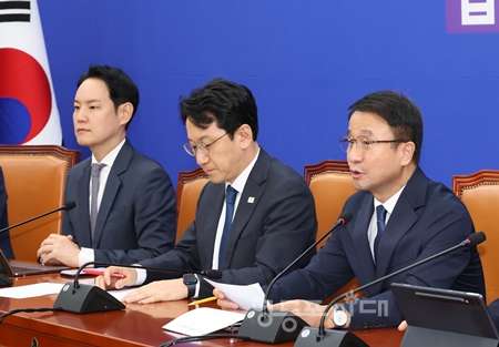 ▲한병도 원내대표(오른쪽)가 15일 국회에서 열린 원내대책회의 모두발언에서 3개 부처 장관 후보자에 대해 “각 분야에서 전문성과 실력을 두루 입증해 온 분들”이라고 추겨 새우고 있다. ⓒ영등포시대