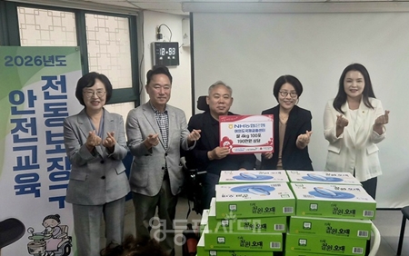 ▲NH농협은행 여의도국제금융센터가 9월 18일 사랑나눔의집에 쌀을 기부한 후 참석자들과 함께 기념 촬영을 하고 있다. ⓒ차인영 서울시의원