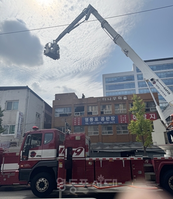 ▲영등포소방대원들이 9월 23일 오전 11시경 영등포구 양산로 178 소재 건물에서 발생한 화재를 진압하고 있다.ⓒ영등포시대 