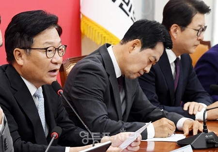 ▲정점식 원내대표(왼쪽)가 10월 1일 국회에서 열린 최고위원회의 모두 발언에서 정부와 여당에 “대한민국의 주적은 어니냐”고 공개적으로 묻고 있다. ⓒ영등포시대