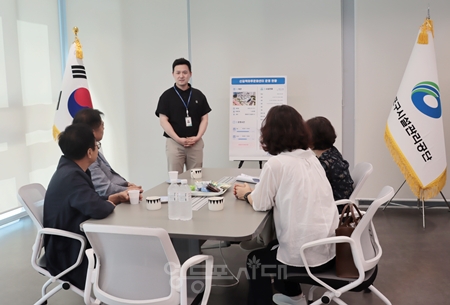 ▲영등포구시설관리공단 비상임이사들이 신길책마루문화센터를 방문해 현장의 목소리를 듣고 있다. ⓒ영등포구시설관리공단