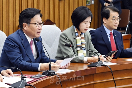 ▲정점식 원내대표(왼쪽)가 10월 2일, 원내대책회의를 국정감사 대책회의로 전환하고 이번 국정감사에서 “정권이 은폐한 진실과 무너진 민생, 국민의 희망을 복원하겠다”고 선언하고 있다. ⓒ영등포시대
