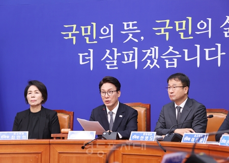 ▲김민석 대표(가운데)가 10월 7일 국회에서 열린 최고위원회의에서 모두 발언을 하고 있다. ⓒ영등포시대