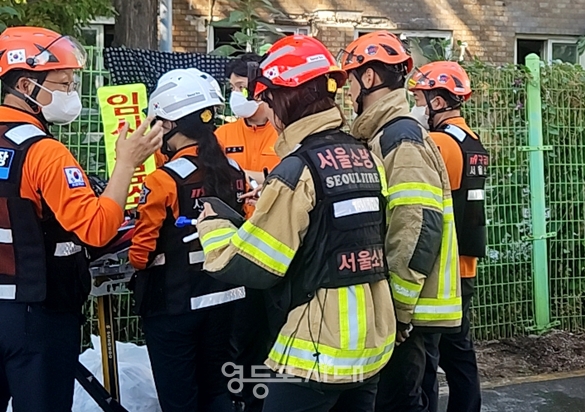 ▲출동한 소방관계자들이 화재 현장을 살펴보고 있다. ⓒ영등포시대