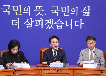 ▲김민석 대표(가운데)가 10월 12일 국회에서 열린 최고위원회의에서 정부의 외교·안보 대응 등에 관해 “국익과 국민 안전을 최우선으로 한 대응”을 강조하고 있다. ⓒ영등포시대
