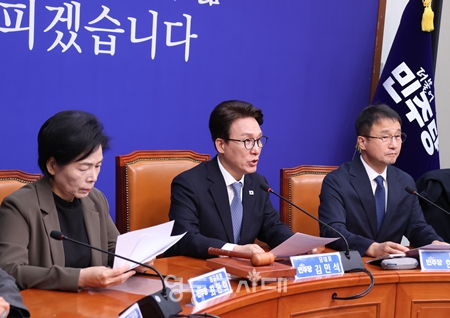 ▲김민석 대표(가운데)가 10월 14일 국회에서 열린 최고위원회의에서 조희대 대법원장의 자진 사퇴를 거듭 촉구하고 있다. ⓒ영등포시대