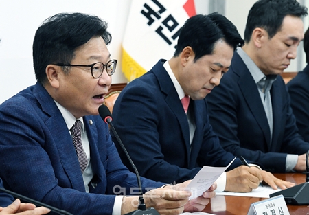 ▲정점식 원내대표(왼쪽)가 15일 민주당 김병기, 강선우 의원의 의원직 제명을 추진하겠다고 밝히고 있다. ⓒ영등포시대