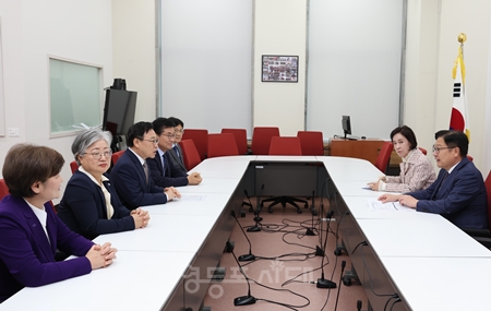▲대한민국교육감협의회 정근식 회장이 관계자들과 민의힘 정점식 원내대표와 이인선 국회 교육위원회 간사를 만나 안정적인 교육재정 확보를 위한 협력을 당부하고 있다. ⓒ영등포시대 