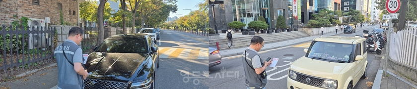 ▲ 관계자들이 불법 주정차를 단속하고 있다. ⓒ영등포구