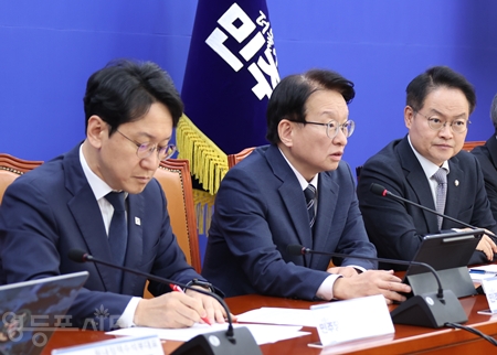 ▲권칠승 정책위의장(가운데)이 10월 22일 국회에서 열린 국정감사 대책회의에서 모두 발언에서 “국민연금의 운용 원칙은 장기적인 관점에서 기금을 안정적으로 관리하는 것”이라고 밝히고 있다. ⓒ영등포시대