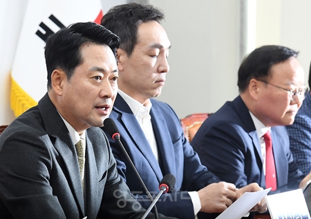 ▲장동혁 국민의힘 대표(가운데)가 22일 국회에서 열린 최고위원회의에서 이재명 대통령의 북한 핵무기 관련 발언을 비판하며 “김정은 입에서나 나올 말을 대한민국 대통령이 하고 있다”고 주장하고 있다. ⓒ영등포시대