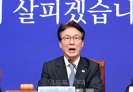 ▲김민석 대표가 26일 국회에서 열린 최고위원회의에서 법원이 오세훈 시장 2심 재판에서 무죄를 선고한 것에 대해 목소리를 높이고 있다. ⓒ영등포시대