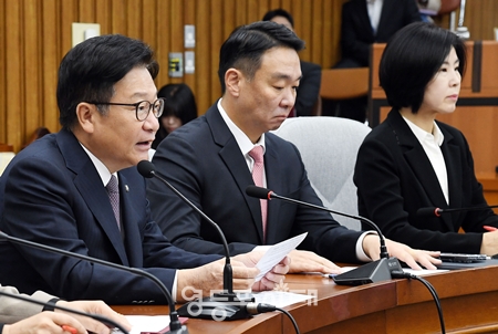 ▲정점식 원내대표(왼쪽)가 김혜경 여사의 이른바 ‘황제골프’ 논란과 관련해 “청와대는 김 여사가 골프를 쳤는지만 해명하면 될 일”이라며 에둘러 해명을 촉구하고 있다. ⓒ영등포시대