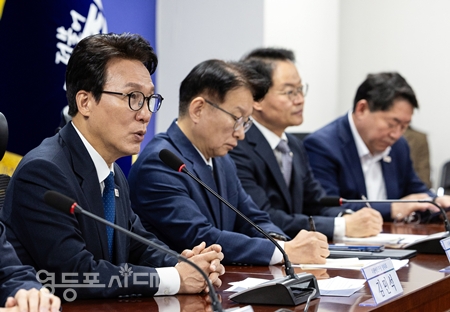 ▲김민석 민주당 대표(왼쪽) 10월 28일 국회 의원회관에서 열린 가상자산 과세 당정협의회에서 인사말을 하고 있다. ⓒ영등포시대