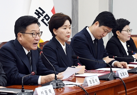 ▲정점식 국민의힘 원내대표(왼쪽)가 29일 최고위원회의에서 청와대 국정감사와 관련해 “김현지·정진상 방탄국감 총력전이 될 것”이라고 강조하고 있다. ⓒ영등포시대