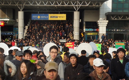 역사 출입구까지 가득 메운 청중
