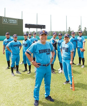 건국대 야구부 차동철 감독(가운데)과 선수들 Ⓒ건국대학교