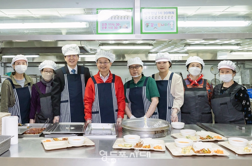 ▲남서울교회가 코로나19로 중단했던 어르신 무료 급식을 4월 11일 2년 만에 재개한 가운데 최호권 영등포구청(왼쪽에서 네 번째 )과 차인영 구의원(오른쪽에서 세 번째)가 최성은 목사(왼쪽에서 세 번째), 자원봉사자들과 기념사진을 찍고 있다./이미지=차인영 의원 페이스북 갈무리) 