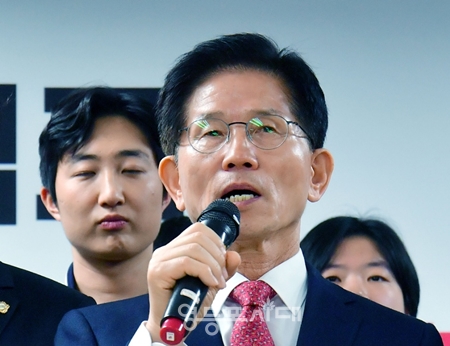 ▲김문수 후보가 4월 18일 여의도 선거캠프에서 청년 선거 대책본부로부터 청년 정책제안서를 전달받은 후 인사말을 하고 있다. ⓒ영등포시대