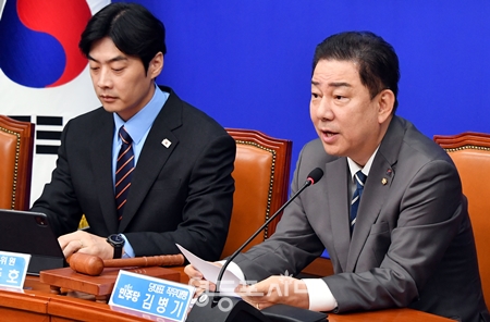 ▲김병기 원내대표(오른쪽)가 7월 7일 국회에서 열린 최고위원회의 모두 발언에서 “민주당과 이재명 정부는 민생 경제 회복을 위해 속도전, 총력전을 펼치고 있다”라고 강조하고 있다. ⓒ영등포시대 