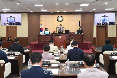 ▲정선희 영등포구의회 의장이 25일 본회의장에서 열린 제 제263회 임시회 개회식에서 개회사를 하고 있다. ⓒ영등포구의회 제공