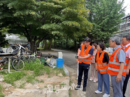 ▲정근식 서울시교육감이 23일 수류탄이 발견된 고등학교를 방문해 현장을 점검하고 있다. ⓒ서울시교육청 제공