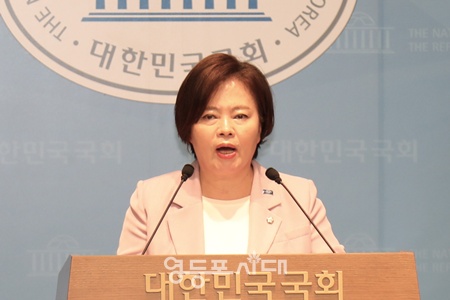 ▲정춘생 조국혁신당 정책위의장이 2일 서울 여의도 국회 소통관에서 나경원 의원 법사위 간사 선임 철회 촉구 기자회견을 하고 있다. ©영등포시대