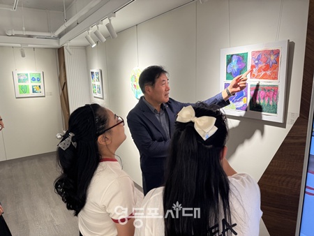 ▲지난 8월 25~29일 영등포평생학습관 1층 아트리움에서 ‘꽃의 정원’ 전시회가 열리고 있다. ©서울시립영등포장애인복지관 제공