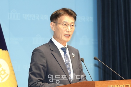 ▲문대림 더불어민주당 대변인이 2일 오후 서울 여의도 국회 소통관에서 브리핑을 하고 있다. ©영등포시대