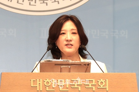 ▲최보윤 국민의힘 수석대변인이 2일 서울 여의도 국회 소통관에서 더불어민주당이 추진하는 내란 특별재판부에 대한 논평을 하고 있다. ⓒ영등포시대