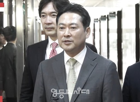 ▲장동혁 국민의힘 대표가 15일 국회에서 기자들과 만나 검찰이 패스트트랙 사건과 관련해 국민의힘 의원들에게 실형을 구형한 것에 대해 입장을 밝히고 있다. ⓒ유튜브 캡처