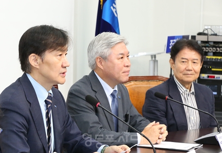 ▲조국 비대위원장(왼쪽)이 9월 18일 국회에서 열린 비대위원회 모두 발언에서 “조국혁신당을 주춧돌부터 기둥, 서까래, 지붕까지 확실히 고쳐나가겠다”라고 밝히고 있다. Ⓒ영등포시대