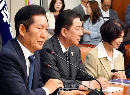 ▲정청래 민주당 대표(왼쪽)가 9월 18일 오후 국회에서 민주당 서울·인천·강원 예산정책협의회를 열고 “서울·인천·강원 지역의 주요 현안과 건의하는 사업들이 잘 해결됐으면 좋겠다”라고 밝히고 있다. Ⓒ영등포시대 