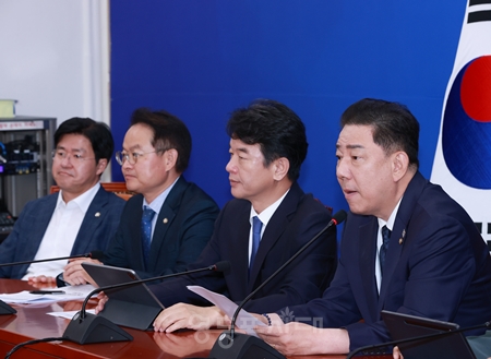 ▲김병기 민주당 원내대표(오른쪽)가 10월 1일 국회에서 열린 정책조정회의 모두 발언에서 “민생 경제를 지키고 국익을 위한 길에 앞장서겠다”라고 밝히고 있다. Ⓒ영등포시대