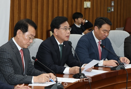 ▲송언석 국민의힘 원내대표(왼쪽)가 12월 16일 국회에서 열린 국민의힘 원내대책회의 모두 발언에서 “조은석 정치 특검은 한마디로 태산명동에 서일필로 끝난, 야당 탄압, 정치보복 특검의 민낯 보여주었다”라고 강하게 비판하고 있다. Ⓒ영등포시대