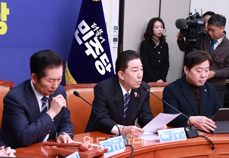 ▲김병기 원내대표(가운데)가 22일 국회에서 열린 최고위원회의 모두 발언에서 “여야 정치인 누구도 예외 없이 모두 포함해서 (종합) 특검하자”라고 역제안하고 있다. Ⓒ영등포시대