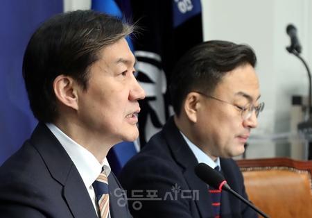 ▲조국 위원장(왼쪽)이 31일 국회에서 회의를 열고 “끝까지간다특위의 최종 목표에는 닿지 못했다”라고 밝히고 있다. Ⓒ영등포시대 