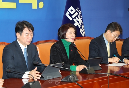 ▲한정애 민주당 정책위의장(가운데)이 장동혁 국민의힘 대표가 발표한 국민의힘 쇄신안에 대해 “행동하지 않는 말은 위선이고 국민을 기만하는 것이다”라고 평가 절하하고 있다. Ⓒ영등포시대