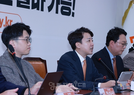 ▲이준석 대표(가운데)가 2월 2일 국회에서 열린 최고위원회의 모두 발언에서 “5월 9일은 양도세 중과 유예가 종료되는 날인 동시에 이재명 정부 부동산 정책의 진정성을 시장이 평가하는 날이 될 것이다”라고 강조하고 있다. Ⓒ영등포시대 