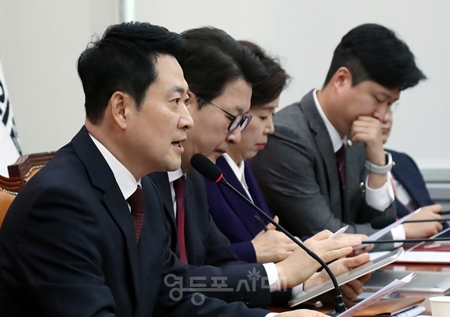 ▲장동혁 대표(왼쪽)가 2월 2일 국회에서 열린 최고위원회의 모두 발언에서 “호통 정치학, 호통 경제학, 호통 외교학에 푹 빠진 것 같다”라고 강하게 비판하고 있다. Ⓒ영등포시대