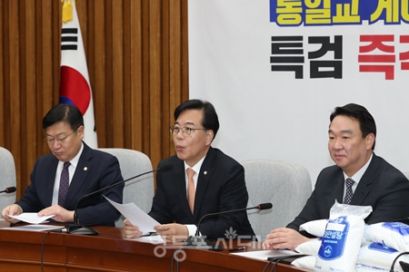 ▲송언석 국민의힘 원내대표(가운데)가 2월 3일 국회에서 열린 원내대책회의 모두 발언에서 이재명 대통령이 SNS에 올린 캄포디아 관련, 부동산 정책 글 등에 대해 강하게 비판하고 있다.Ⓒ영등포시대