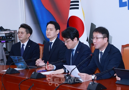 ▲한병도 원내대표가 2월 5일 국회에서 열린 정책조정회의 모두 발언에서 검찰이 위례신도시 개발 특혜 의혹 사건에 대한 항소 포기에 대해 강하게 비판하고 있다. Ⓒ영등포시대